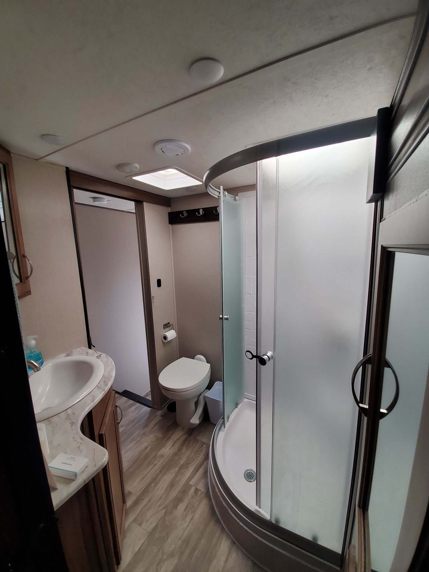 Photo 21 - 2020 Coachmen Fifth Wheel rental photo 23