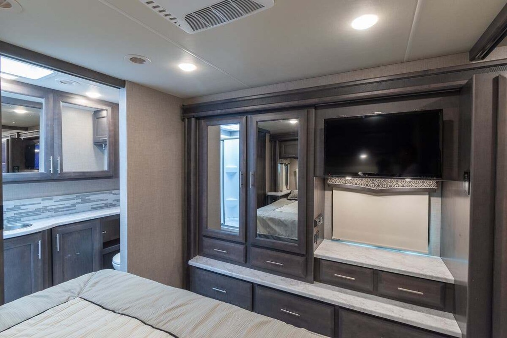 Photo 14 - 2023 Thor Motor Coach Class C Motorhome rental photo 16