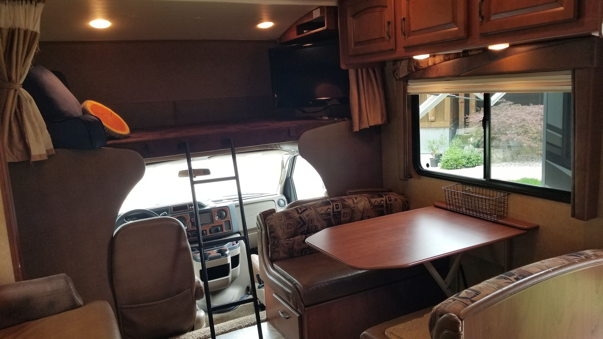 Photo 5 - 2013 Jayco Class C Motorhome rental photo 7