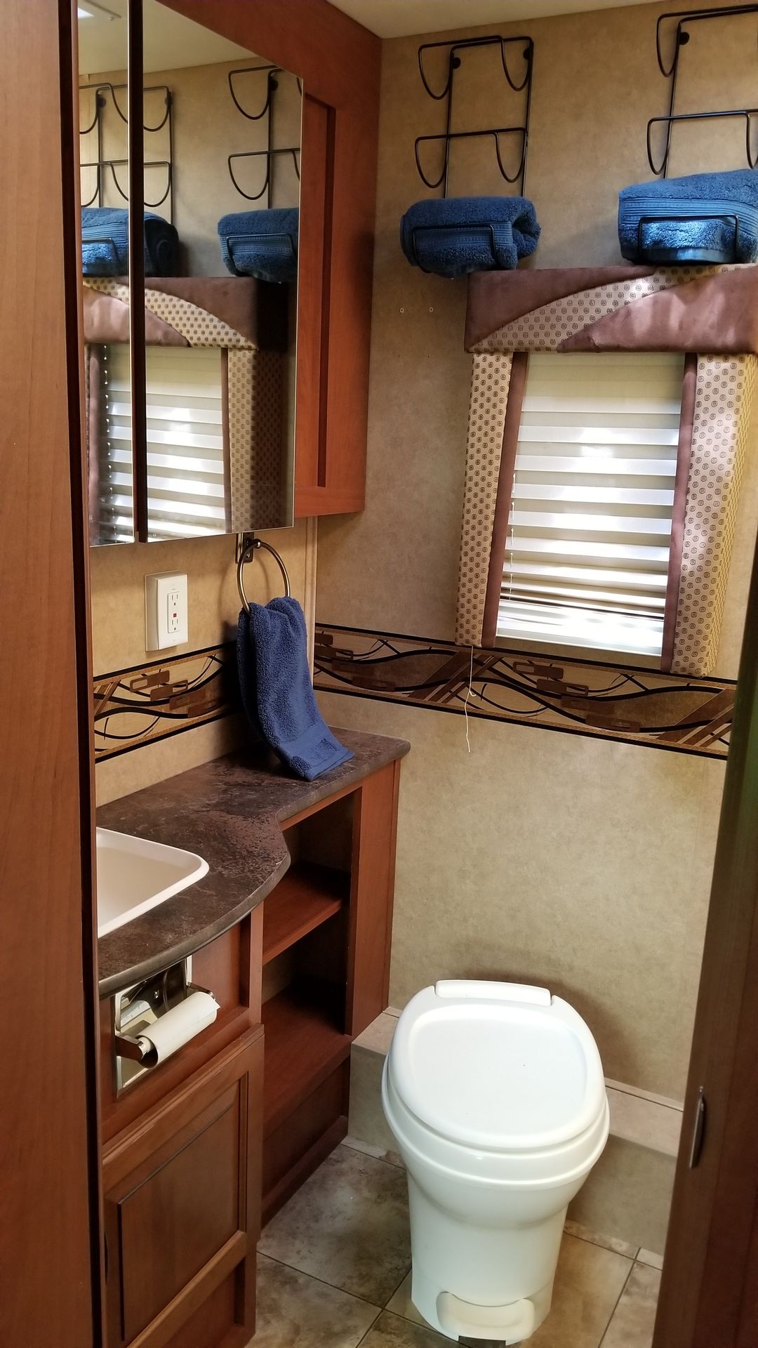 Photo 15 - 2013 Jayco Class C Motorhome rental photo 17
