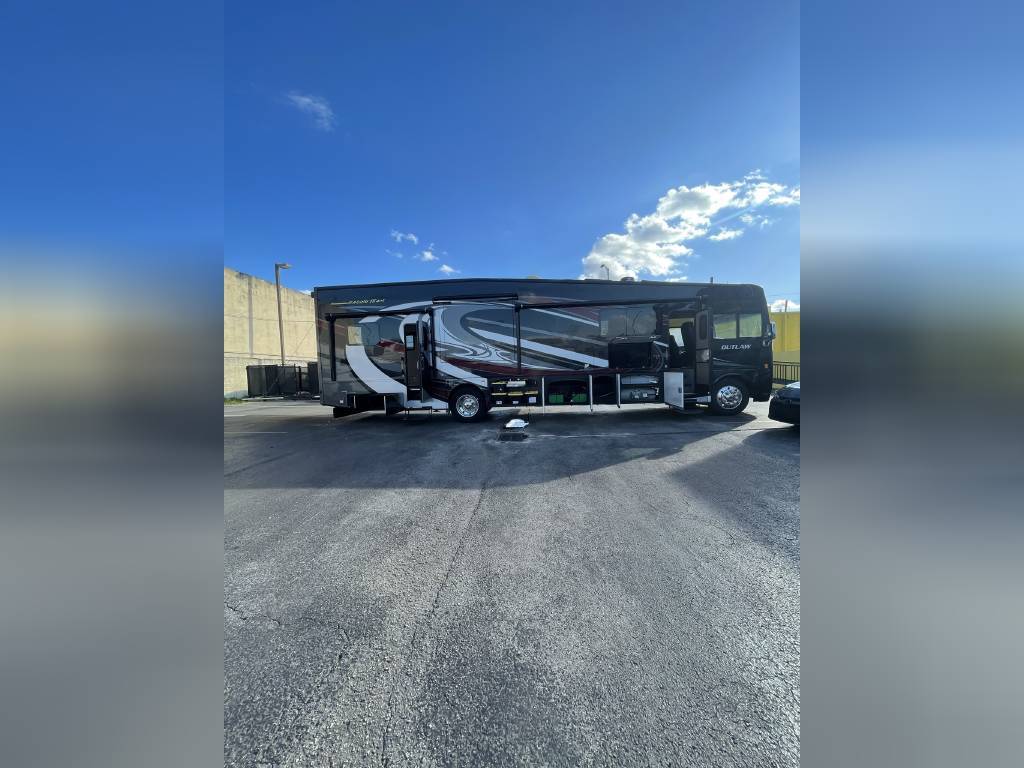 Photo 1 - 2019 Thor Motor Coach Class A Motorhome rental photo 6