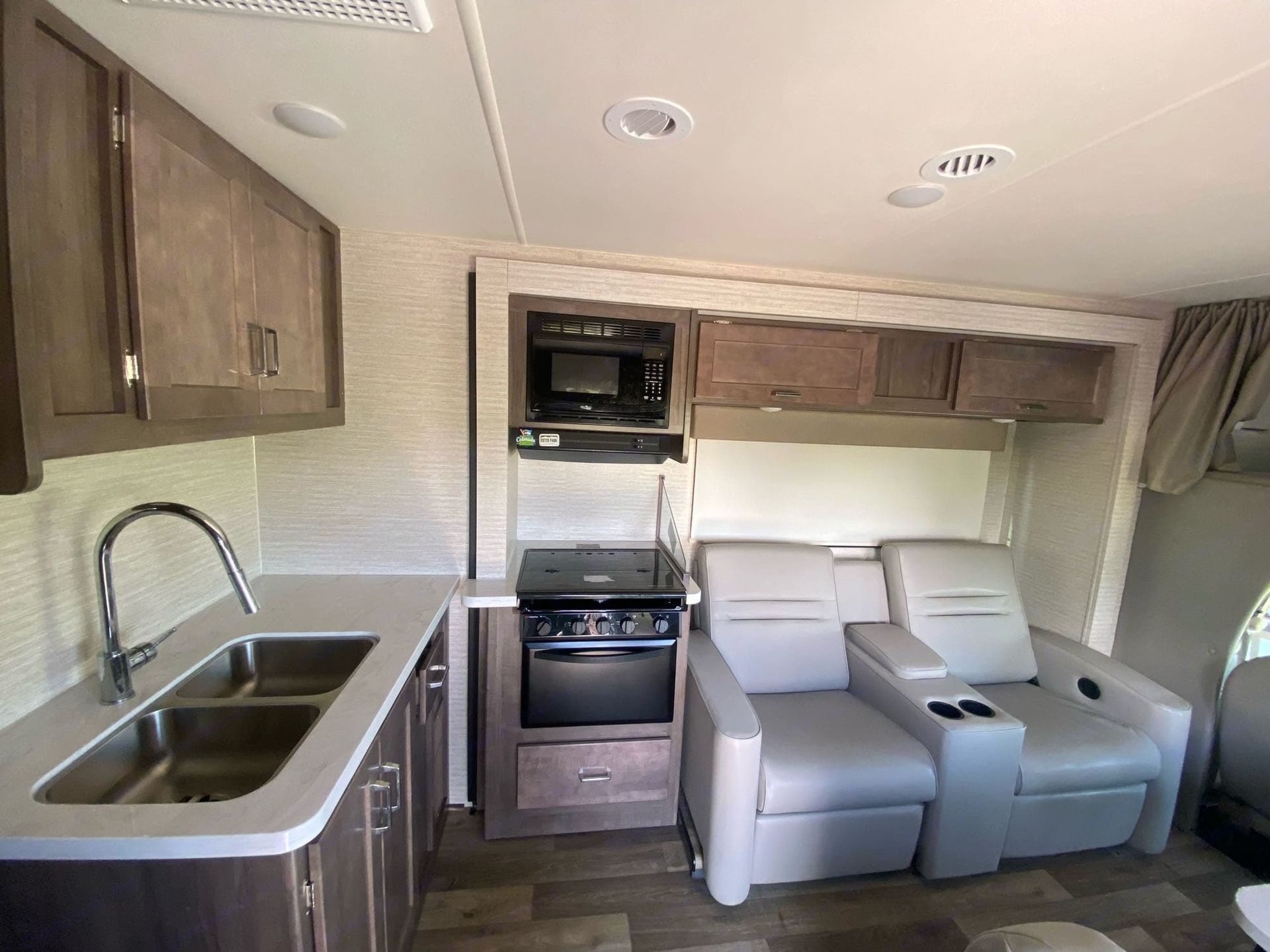 Photo 3 - 2021 Winnebago Class C Motorhome rental photo 7