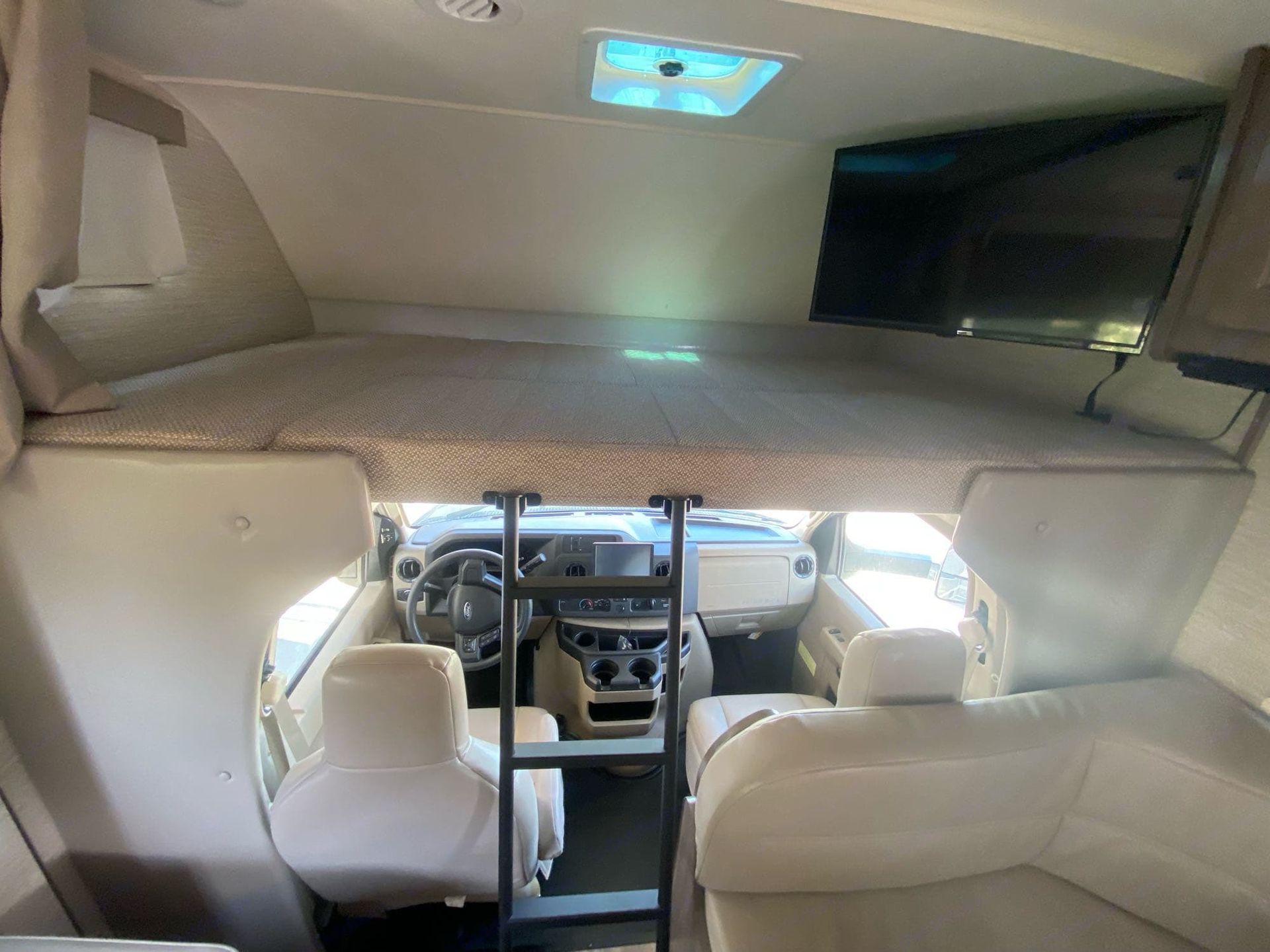 Photo 7 - 2021 Winnebago Class C Motorhome rental photo 11
