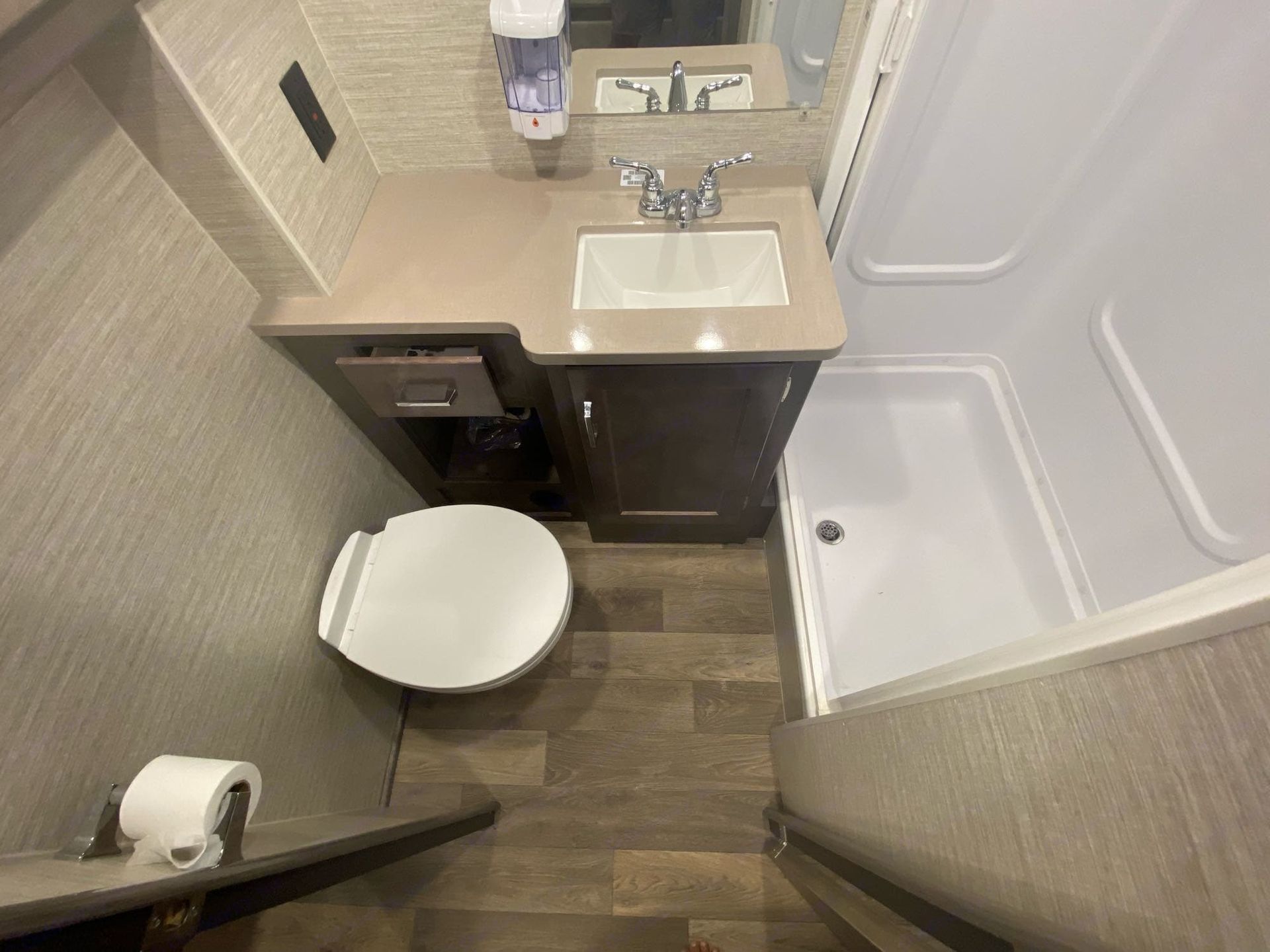 Photo 10 - 2021 Winnebago Class C Motorhome rental photo 14
