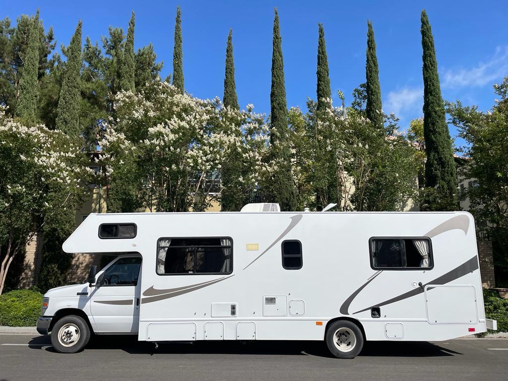 Photo 1 - 2016 Ford Class C Motorhome rental photo 3