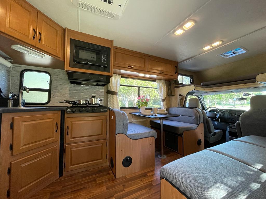 Photo 3 - 2016 Ford Class C Motorhome rental photo 5