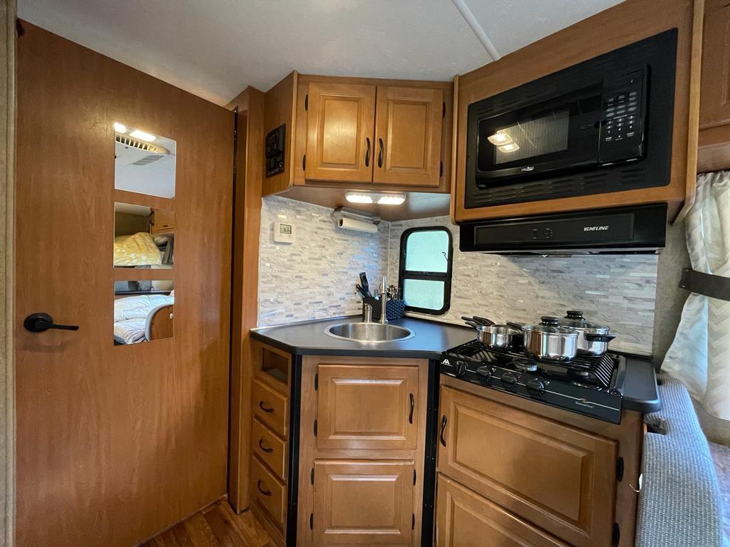 Photo 4 - 2016 Ford Class C Motorhome rental photo 6