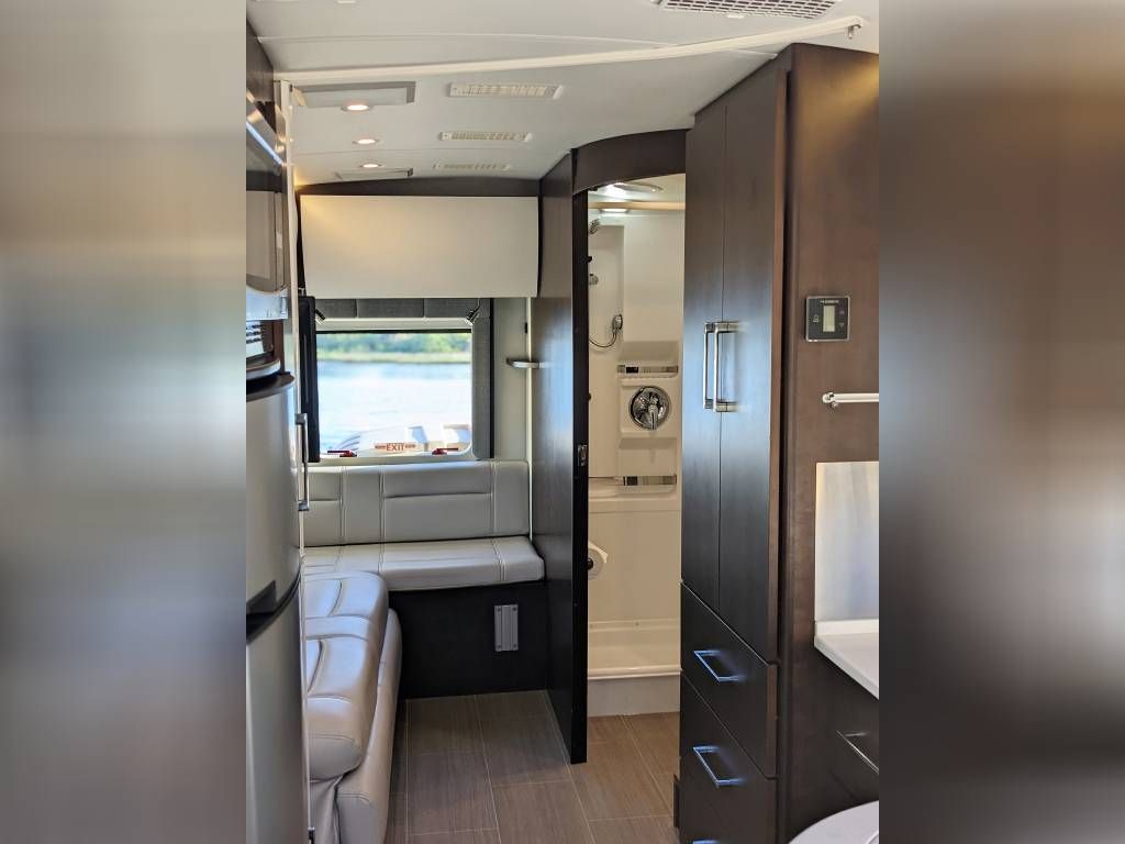 Photo 4 - 2019 Leisure Travel Class B Motorhome rental photo 12