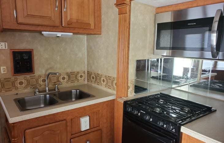 Photo 16 - 2008 Forest River Class A Motorhome rental photo 18