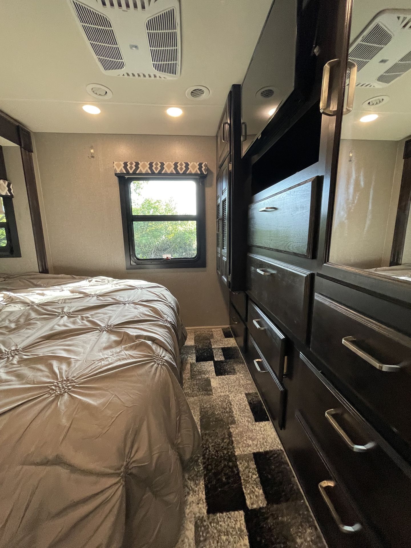 Photo 15 - 2021 Jayco Class A Motorhome rental photo 17