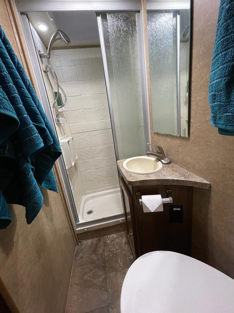 Photo 4 - 2016 Ford Class C Motorhome rental photo 6