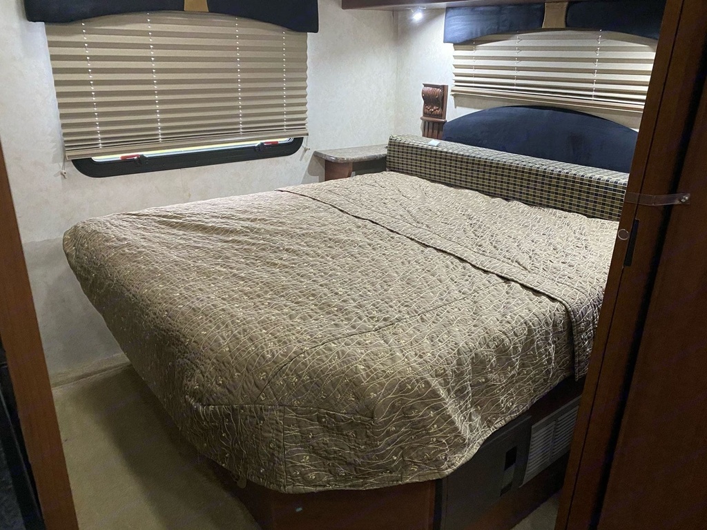 Photo 12 - 2011 Fleetwood Class A Motorhome rental photo 14
