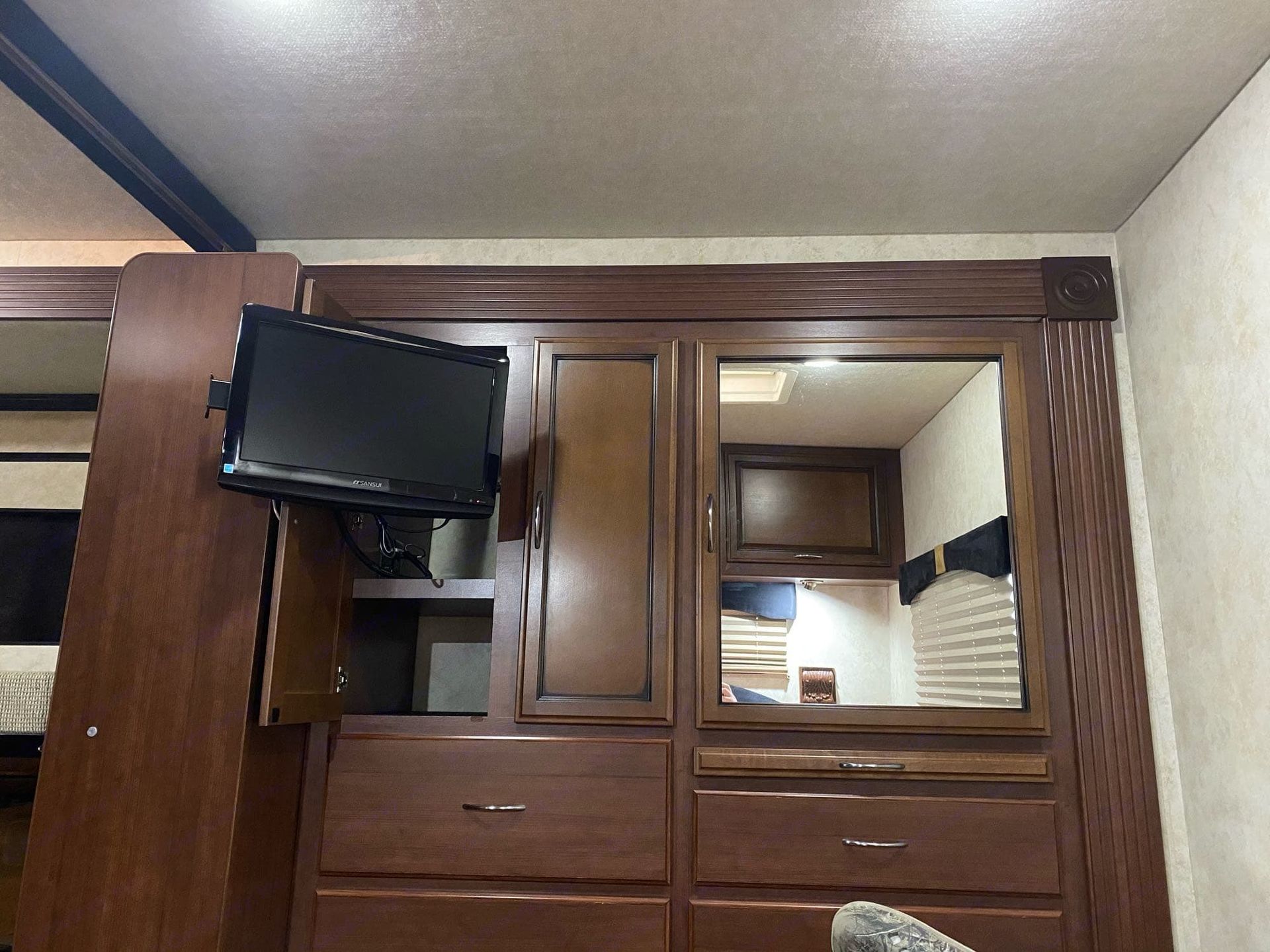 Photo 13 - 2011 Fleetwood Class A Motorhome rental photo 15