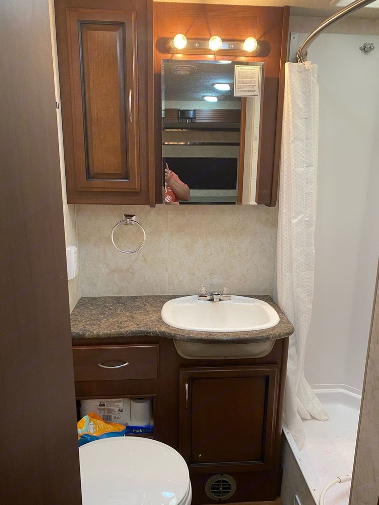 Photo 16 - 2011 Fleetwood Class A Motorhome rental photo 18