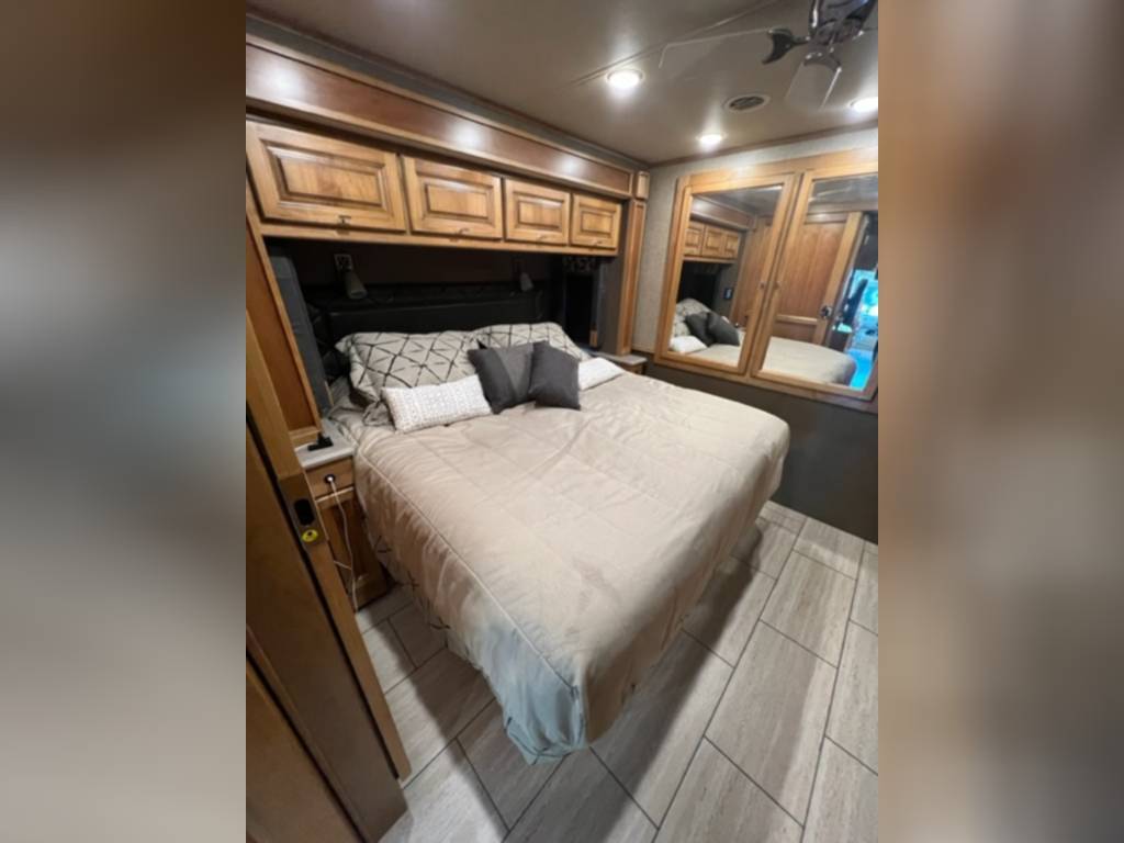 Photo 2 - 2018 Tiffin Motorhomes Class A Motorhome rental photo 7