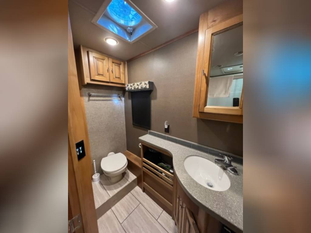 Photo 2 - 2018 Tiffin Motorhomes Class A Motorhome rental photo 9