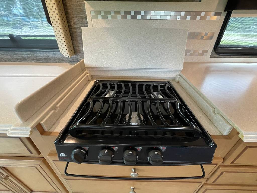 Photo 12 - 2016 Newmar Class A Motorhome rental photo 17