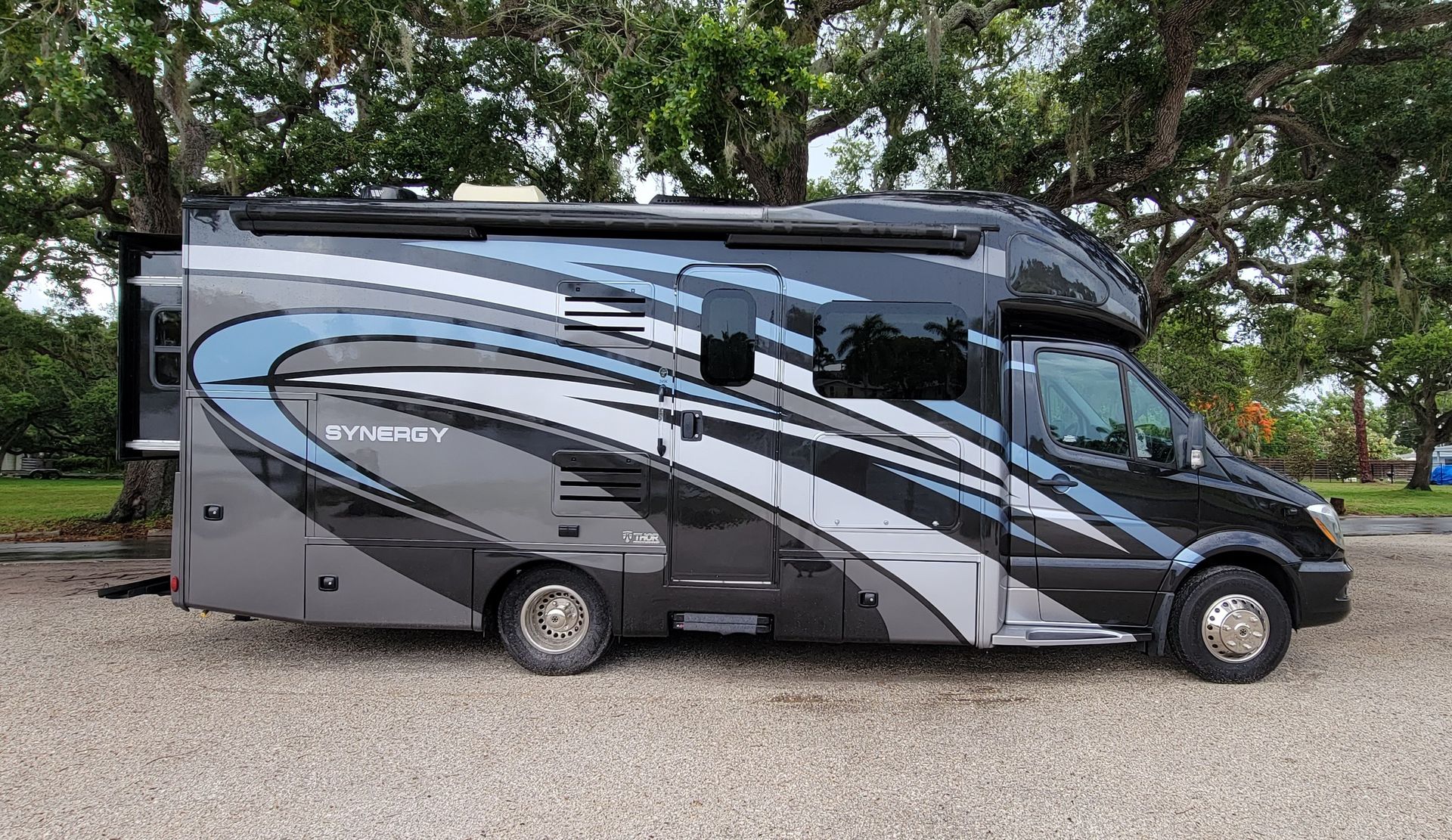 Photo 4 - 2019 Thor Class C Motorhome rental photo 6