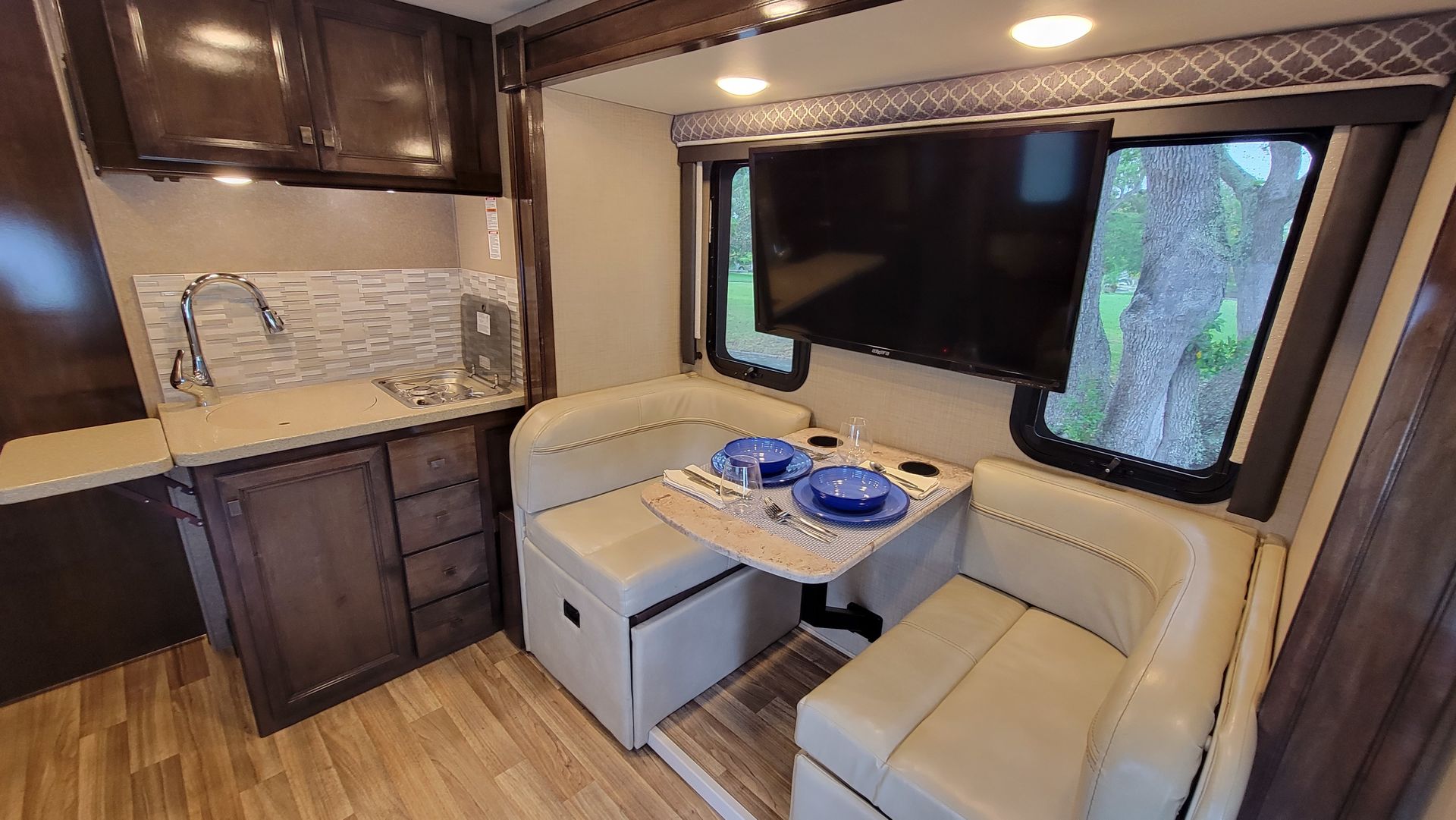 Photo 15 - 2019 Thor Class C Motorhome rental photo 17