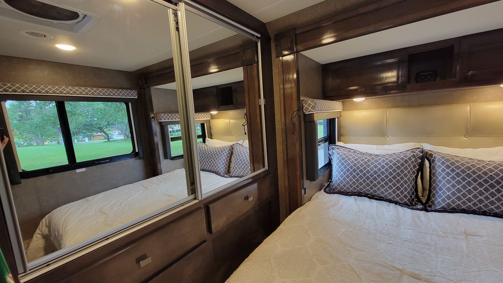 Photo 26 - 2019 Thor Class C Motorhome rental photo 27