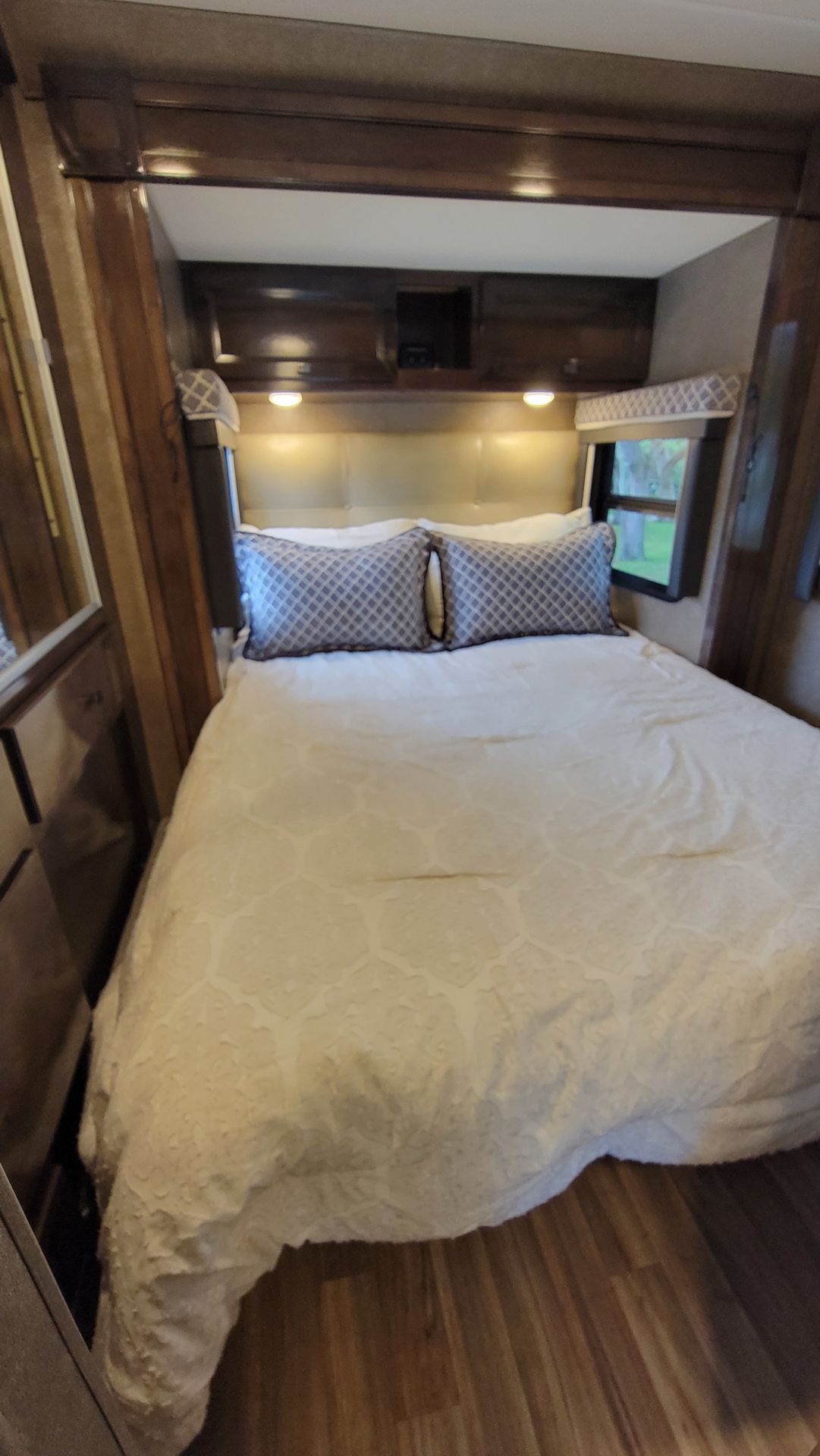 Photo 33 - 2019 Thor Class C Motorhome rental photo 35