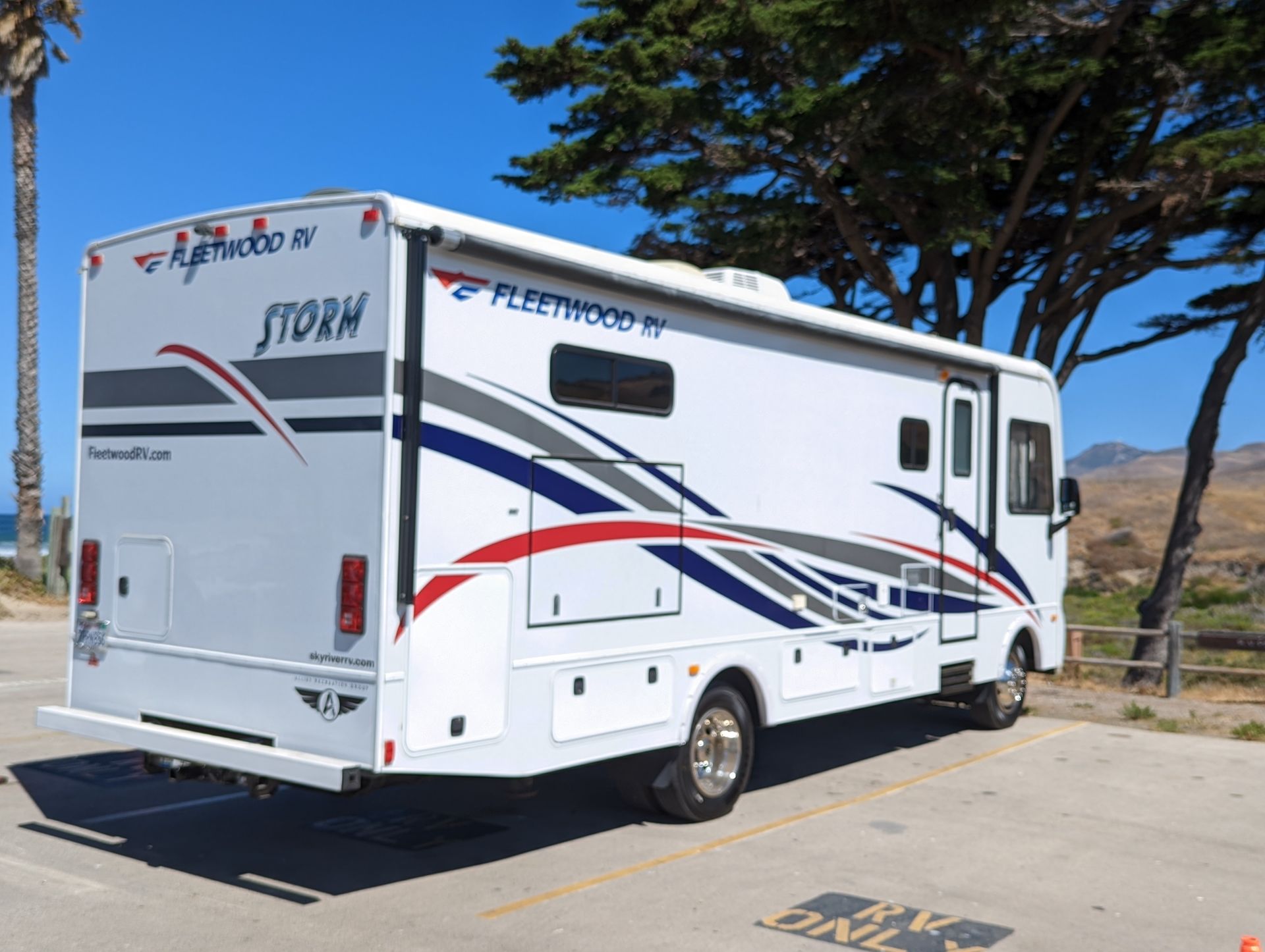 Photo 2 - 2015 Fleetwood Class A Motorhome rental photo 4