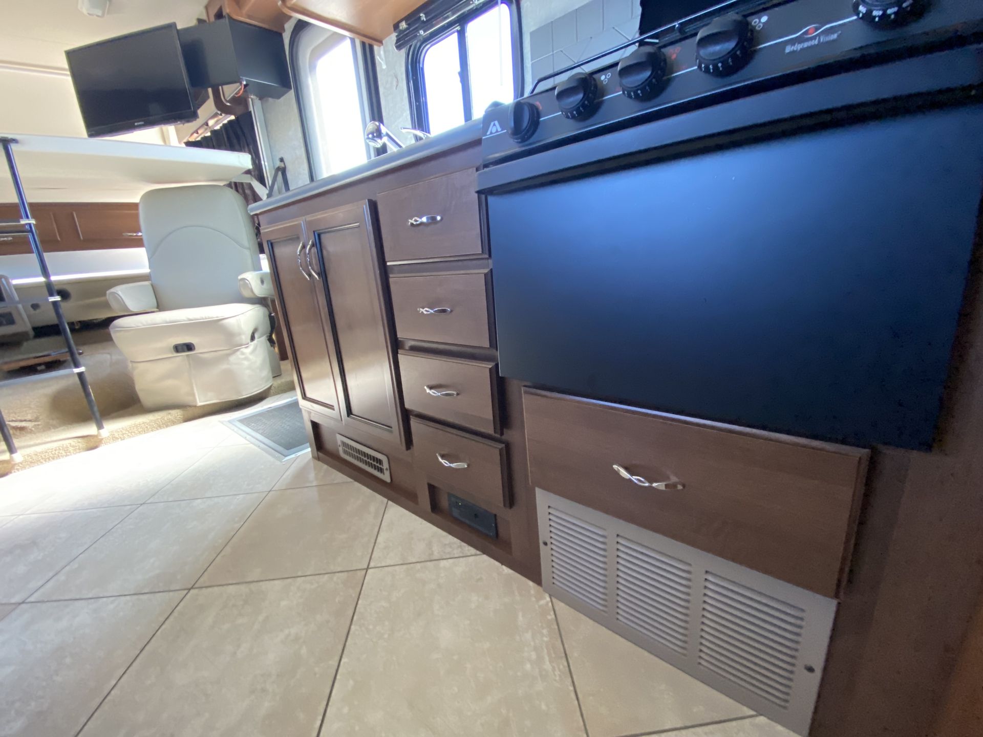 Photo 10 - 2015 Fleetwood Class A Motorhome rental photo 12
