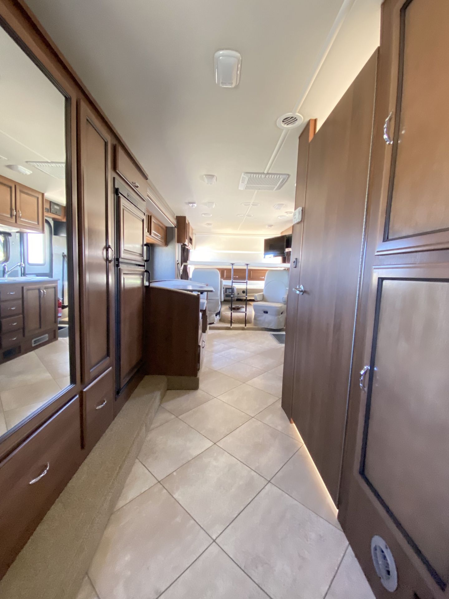 Photo 12 - 2015 Fleetwood Class A Motorhome rental photo 14