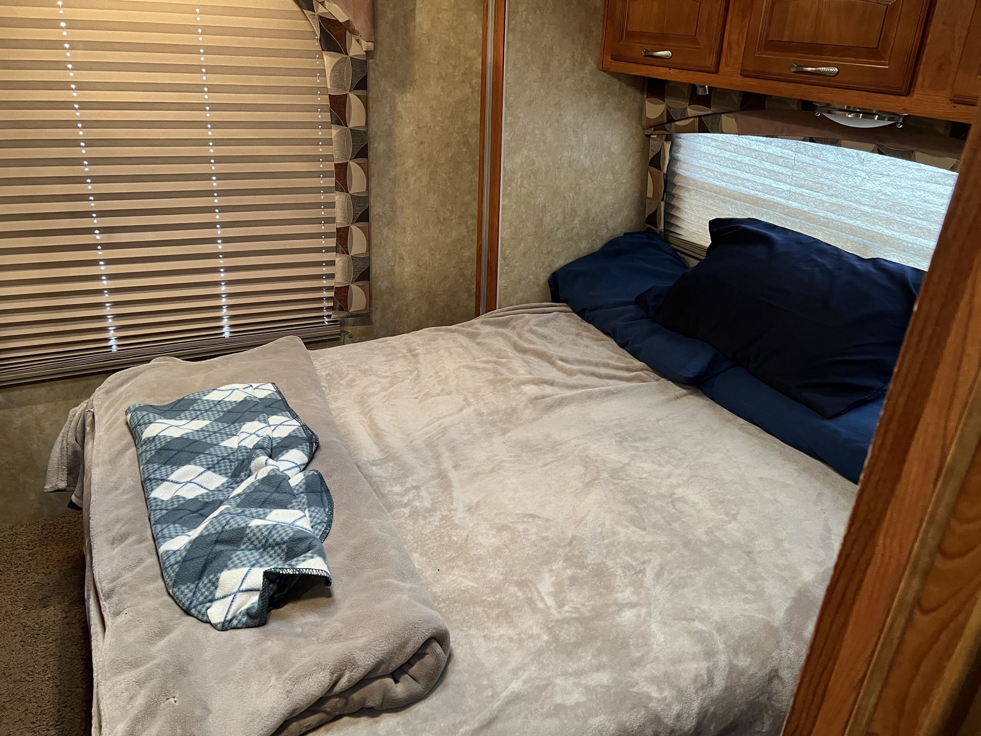 Photo 1 - 2008 Coachmen Class C Motorhome rental photo 5