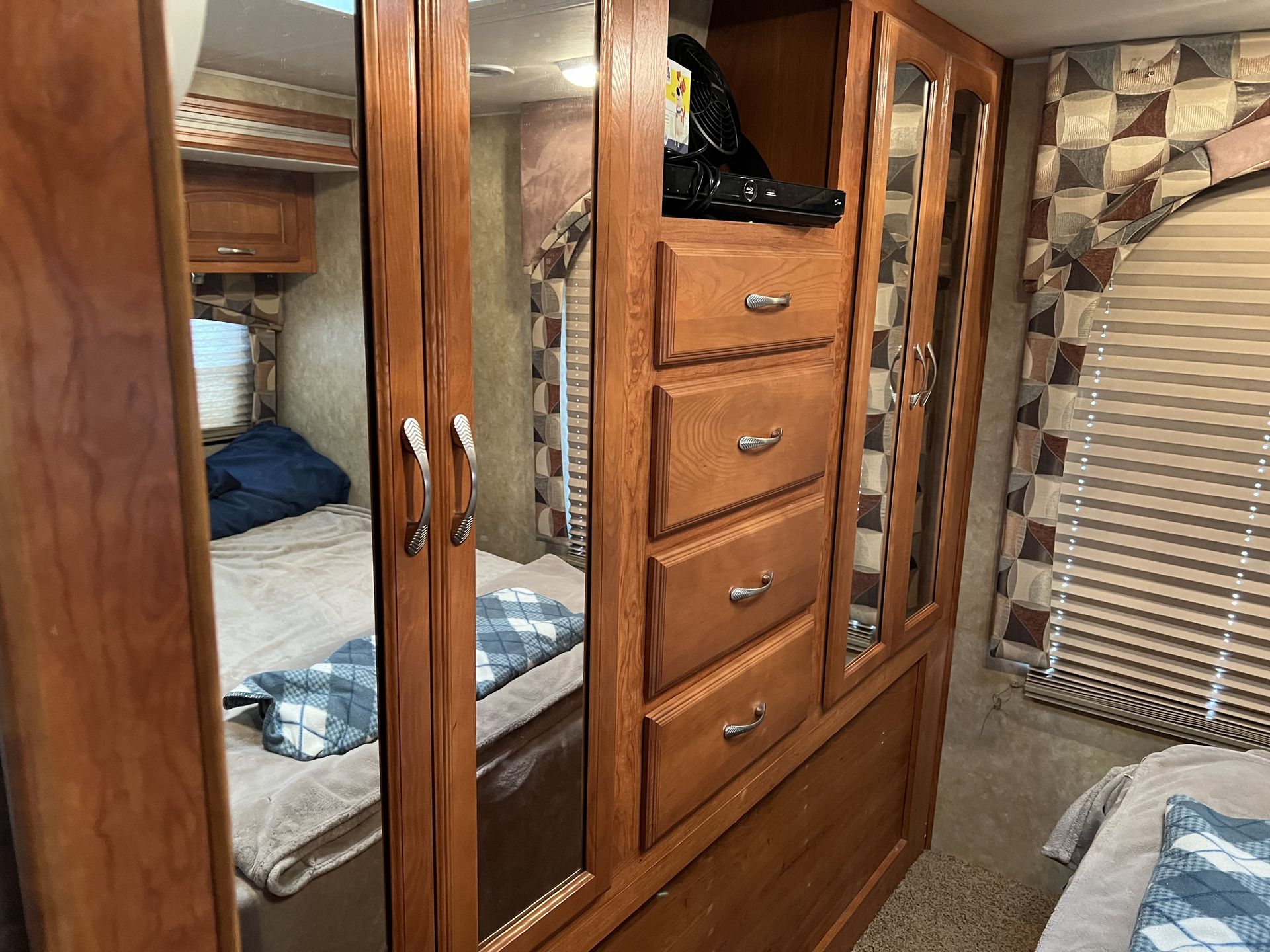 Photo 1 - 2008 Coachmen Class C Motorhome rental photo 6