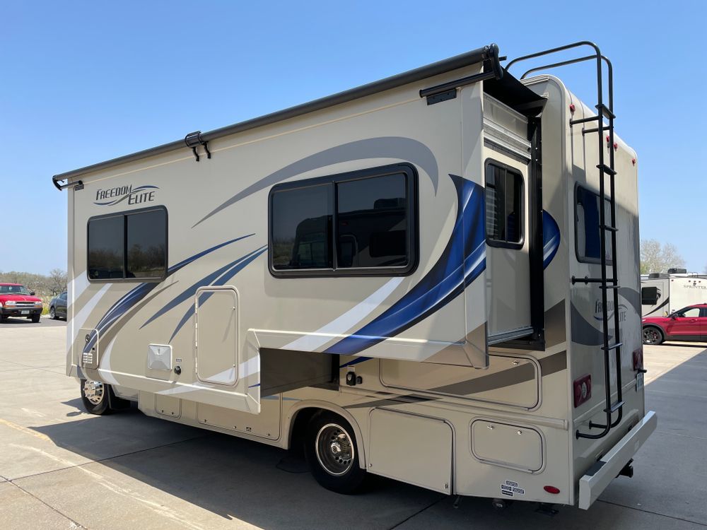 Photo 2 - 2018 Mercedes-Benz Class C Motorhome rental photo 4