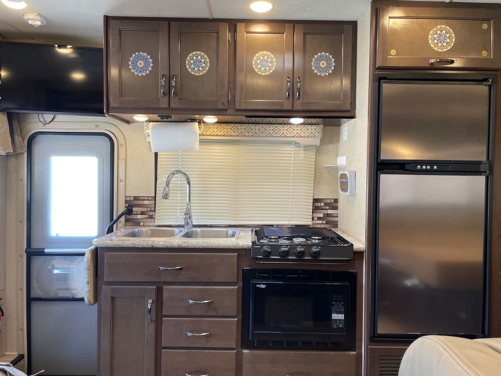 Photo 9 - 2018 Mercedes-Benz Class C Motorhome rental photo 11