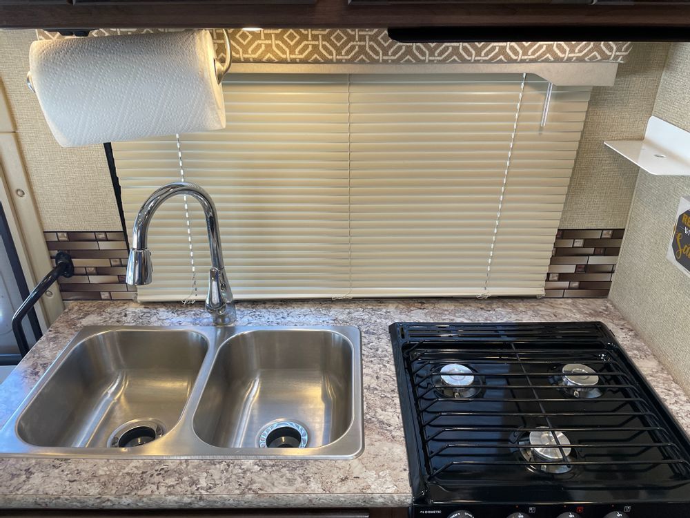 Photo 12 - 2018 Mercedes-Benz Class C Motorhome rental photo 14