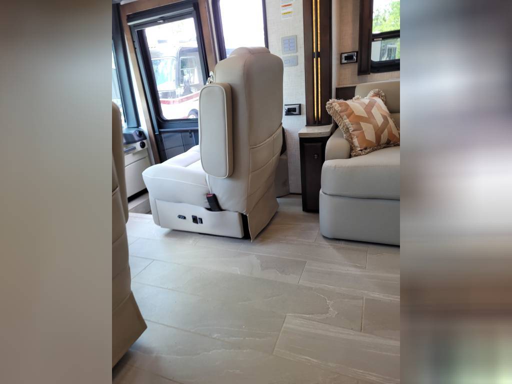 Photo 3 - 2022 Newmar Class A Motorhome rental photo 9