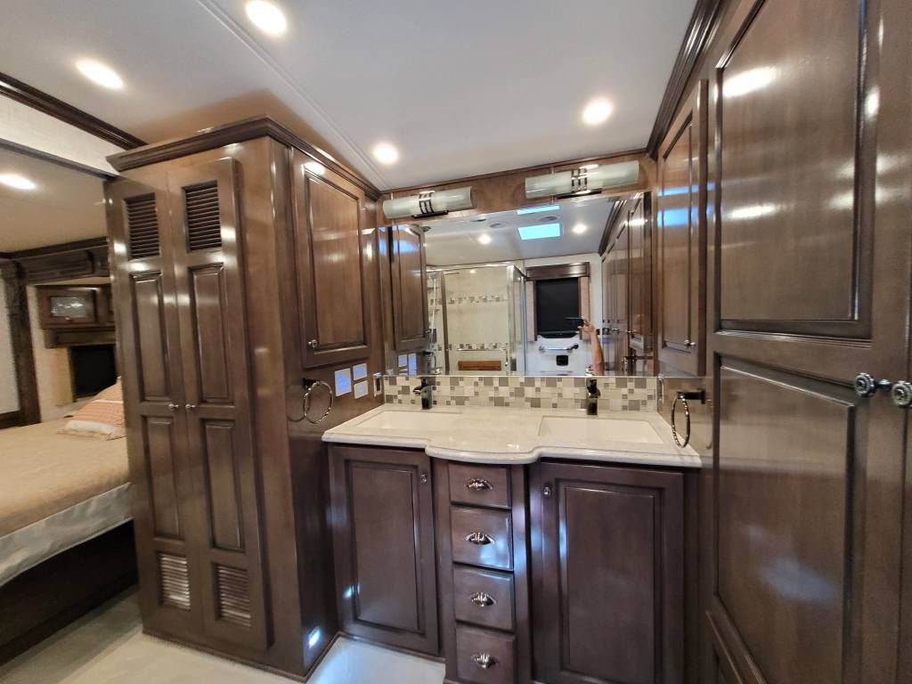 Photo 4 - 2022 Newmar Class A Motorhome rental photo 14