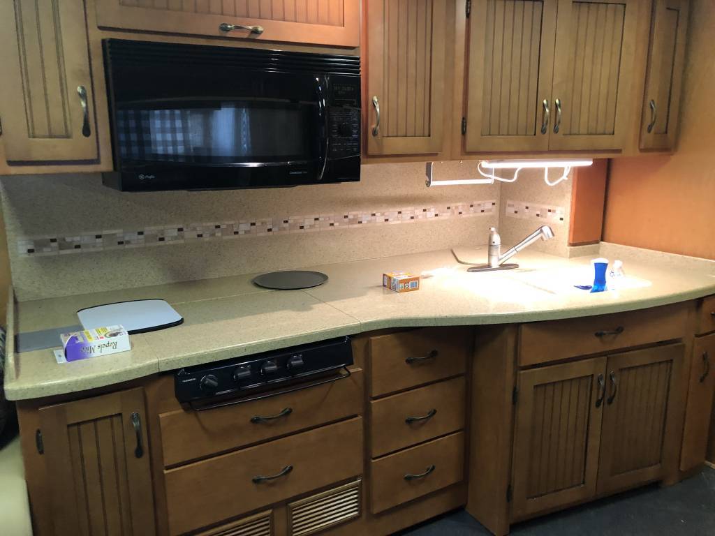 Photo 4 - 2006 Newmar Class A Motorhome rental photo 8