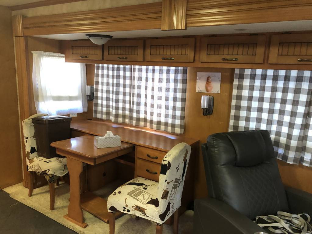Photo 5 - 2006 Newmar Class A Motorhome rental photo 12