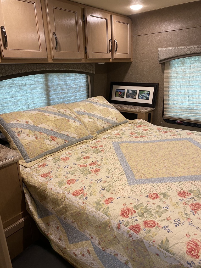Photo 6 - 2020 Thor Class C Motorhome rental photo 8