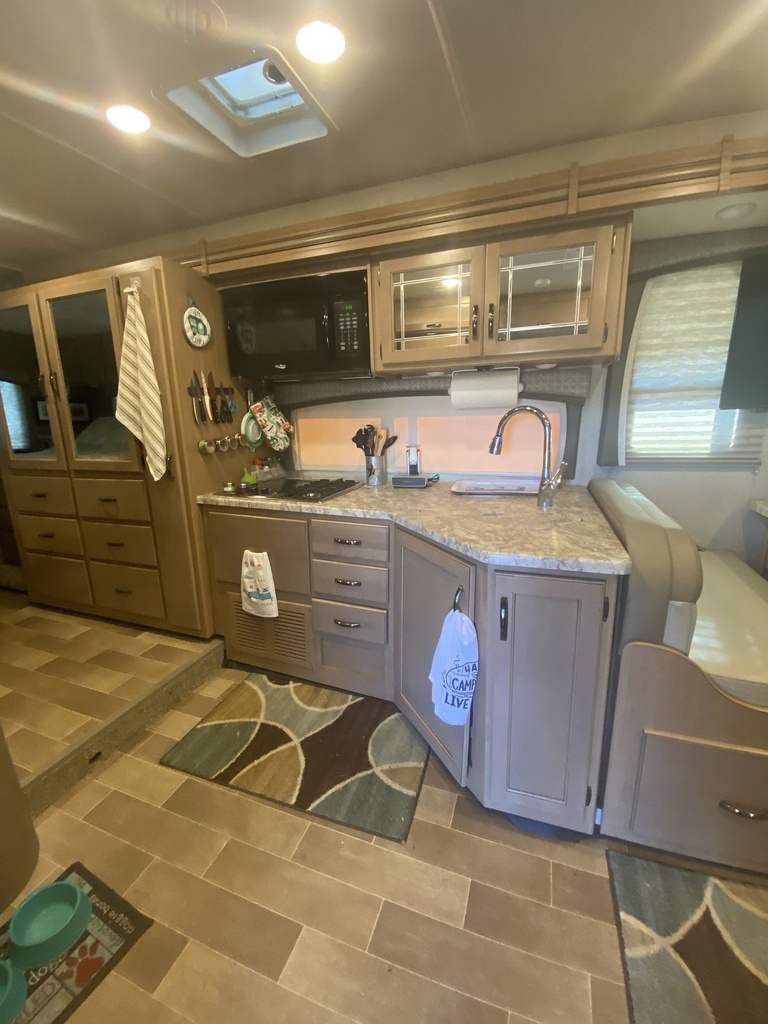 Photo 8 - 2020 Thor Class C Motorhome rental photo 10