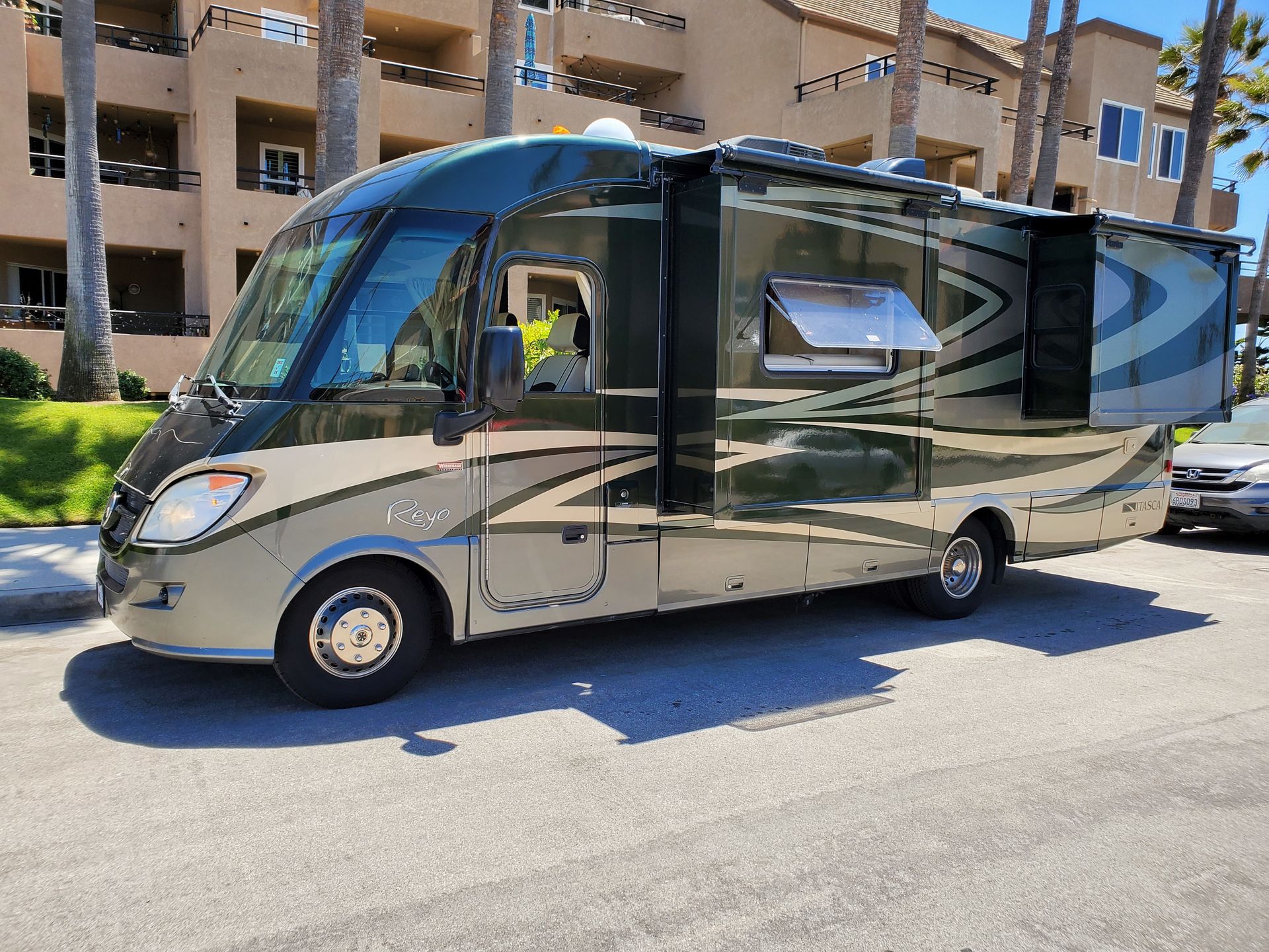 Photo 0 - 2013 Itasca Class C Motorhome rental photo 2