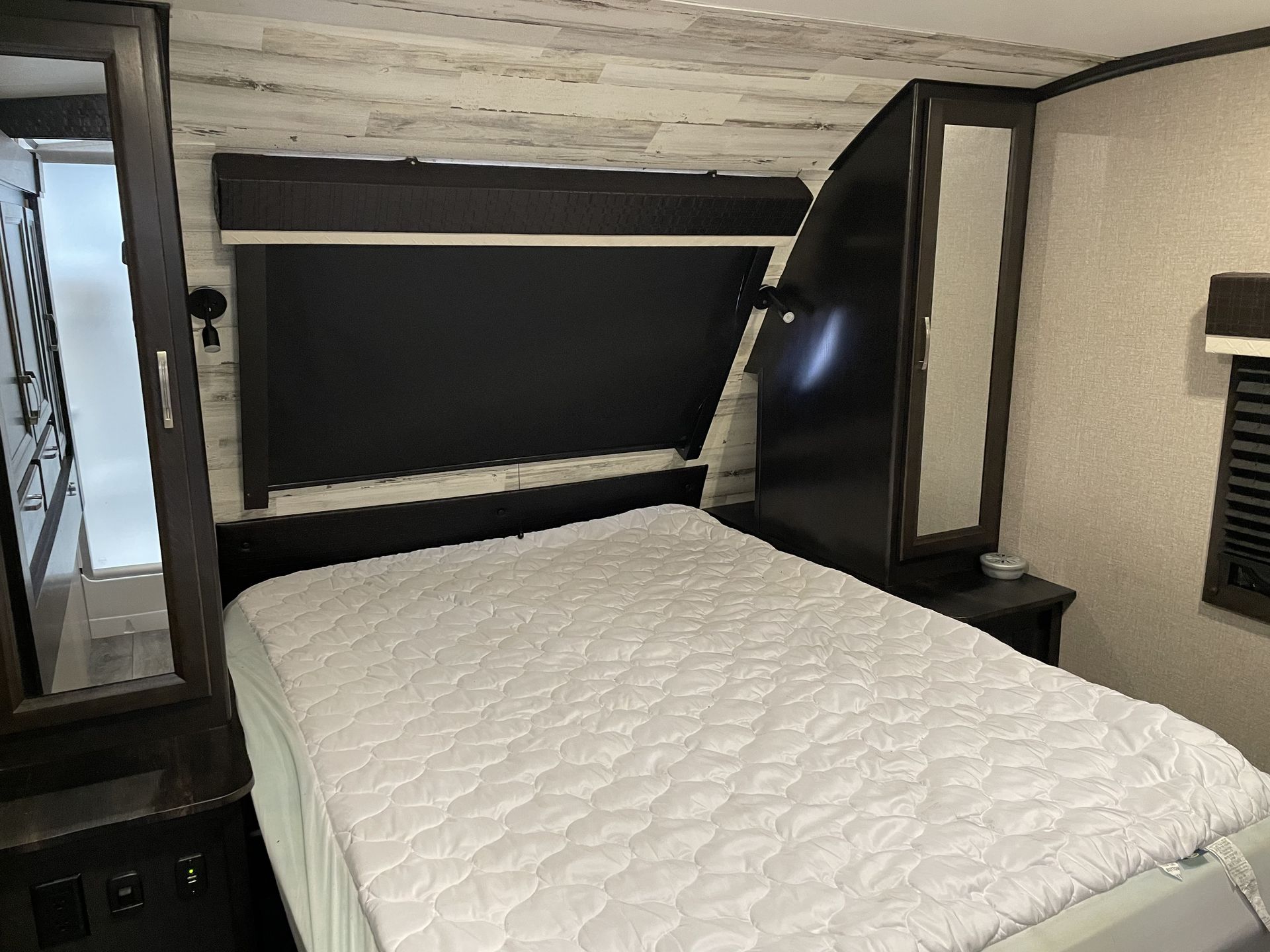 Photo 8 - 2021 Jayco White Hawk Travel Trailer rental photo 10