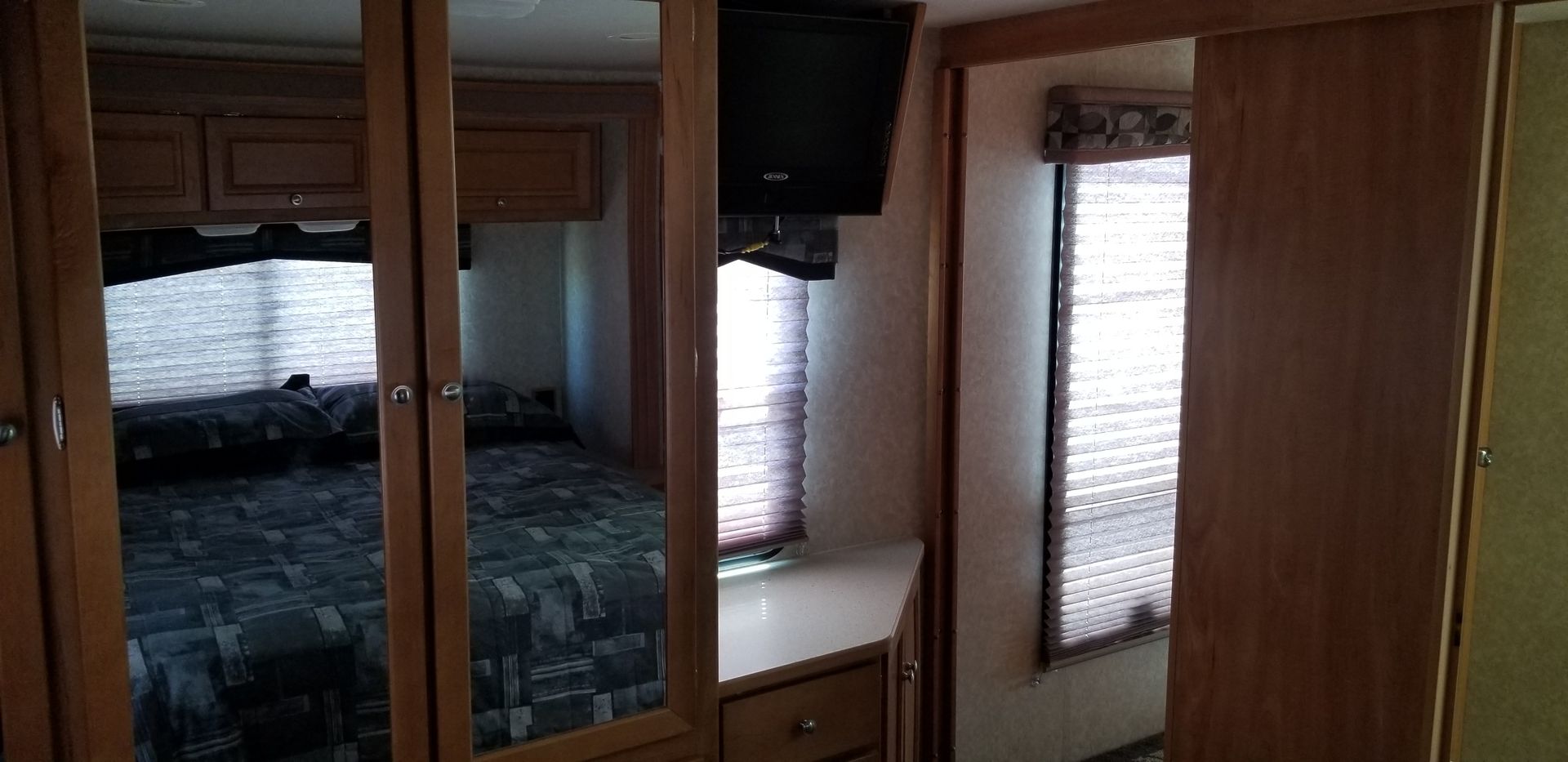 Photo 9 - 2009 Winnebago Class C Motorhome rental photo 11