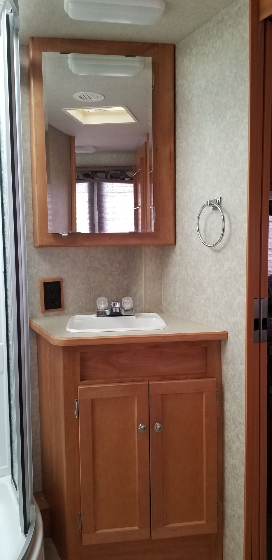 Photo 11 - 2009 Winnebago Class C Motorhome rental photo 13
