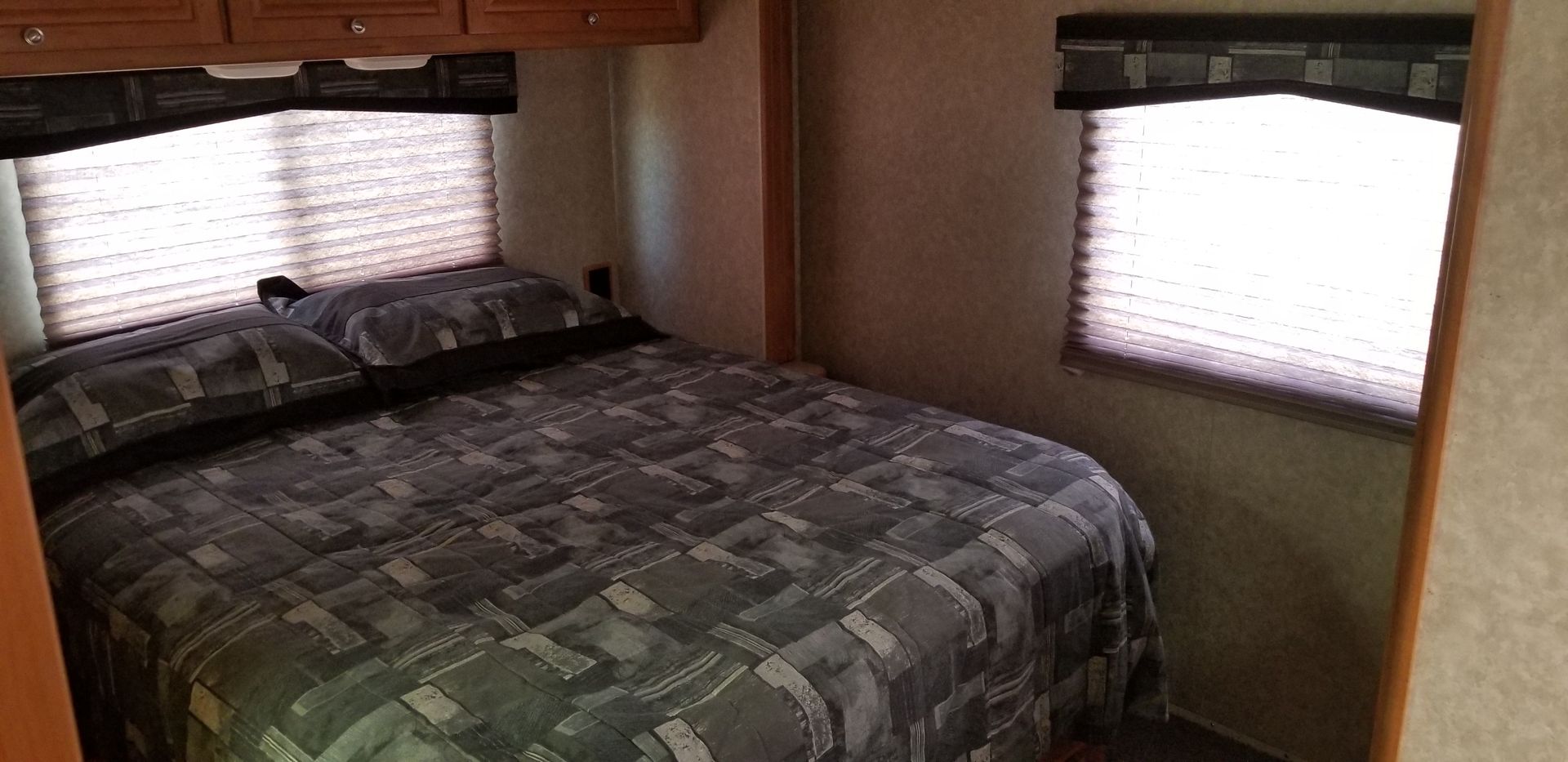 Photo 12 - 2009 Winnebago Class C Motorhome rental photo 14