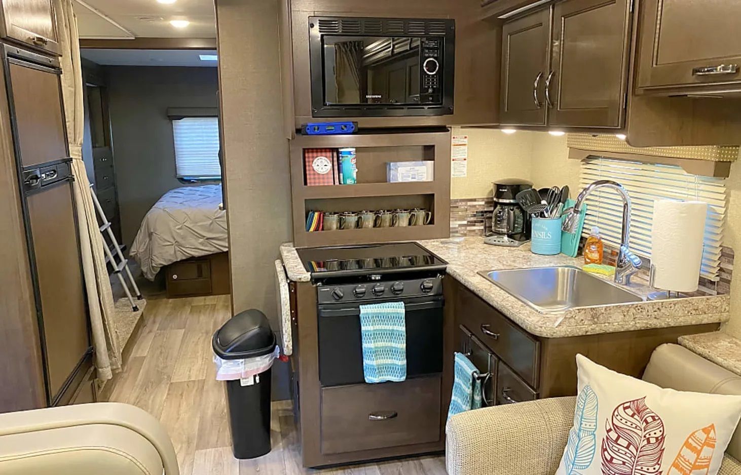 Photo 4 - 2019 Four Winds Class C Motorhome rental photo 9