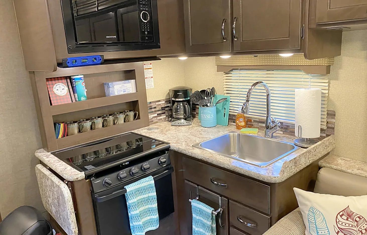 Photo 10 - 2019 Four Winds Class C Motorhome rental photo 19