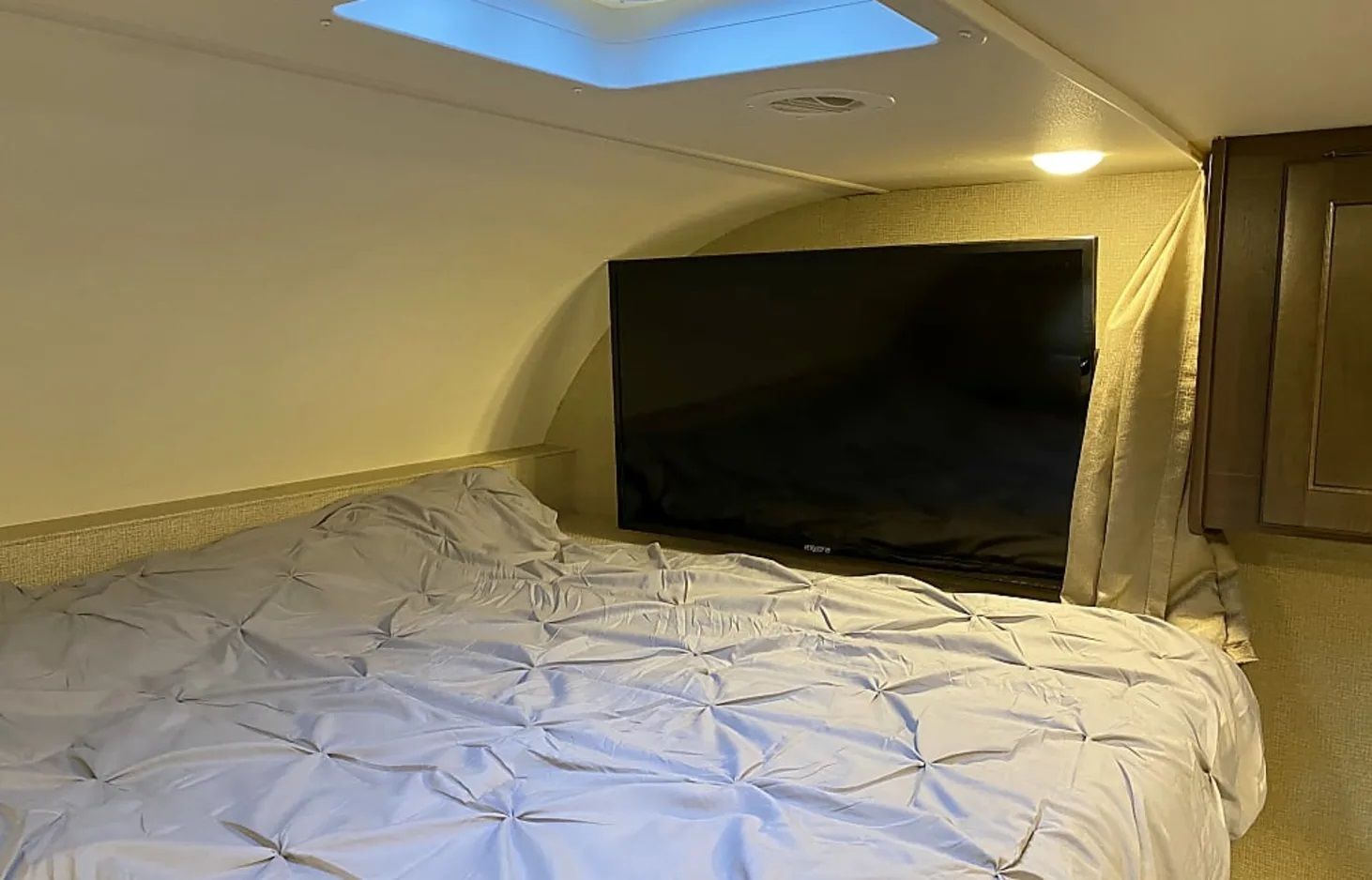 Photo 11 - 2019 Four Winds Class C Motorhome rental photo 21