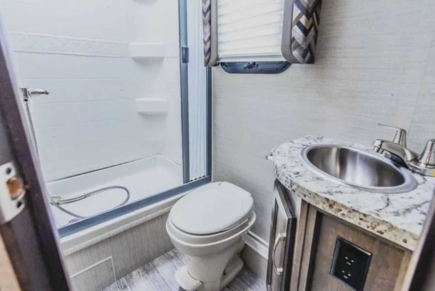 Photo 5 - 2018 Jayco Class C Motorhome rental photo 7