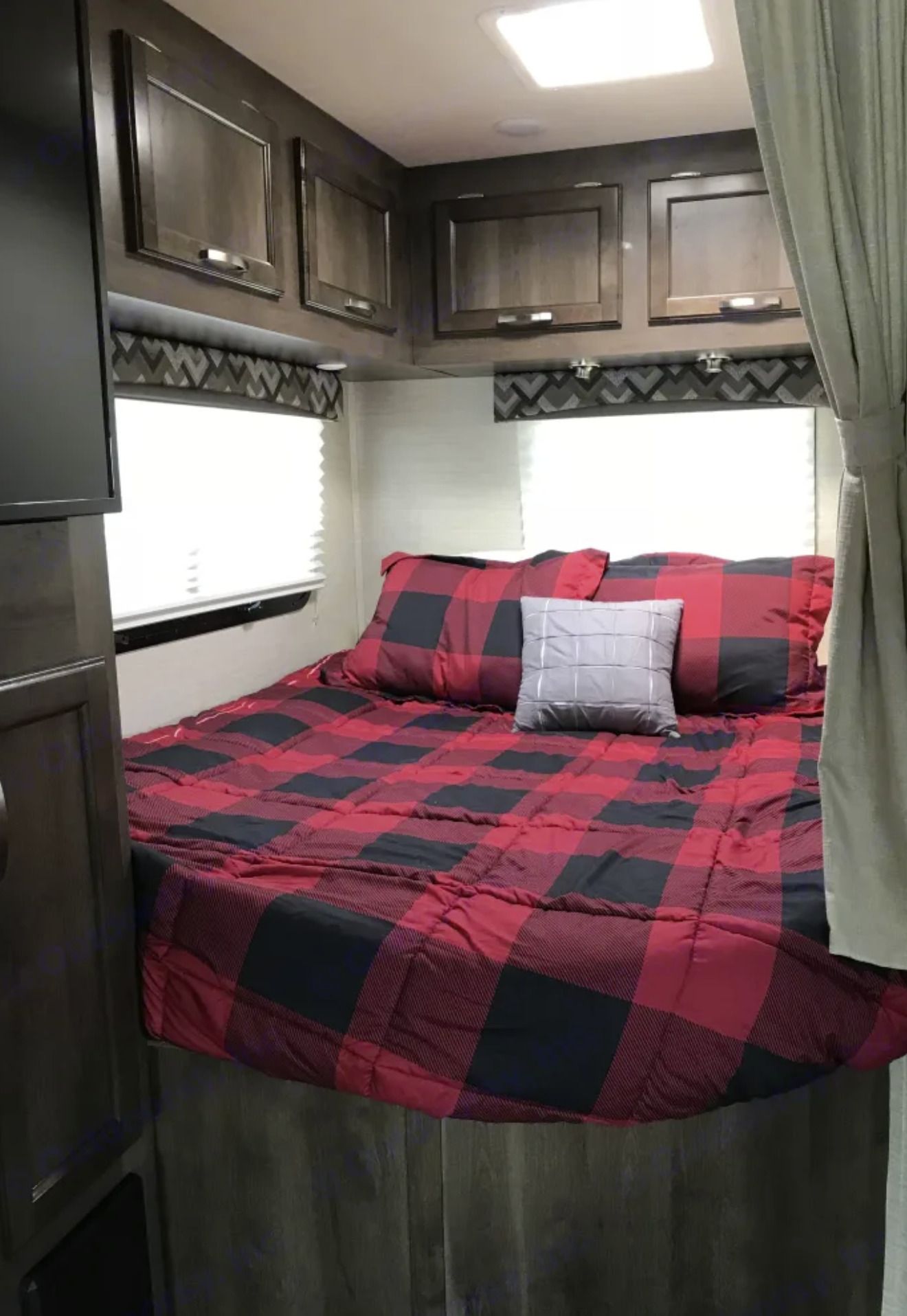 Photo 12 - 2018 Jayco Class C Motorhome rental photo 14