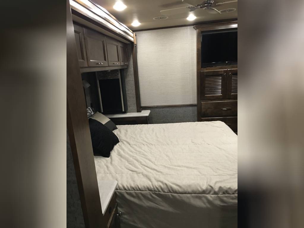 Photo 1 - 2017 Thor Class A Motorhome rental photo 4
